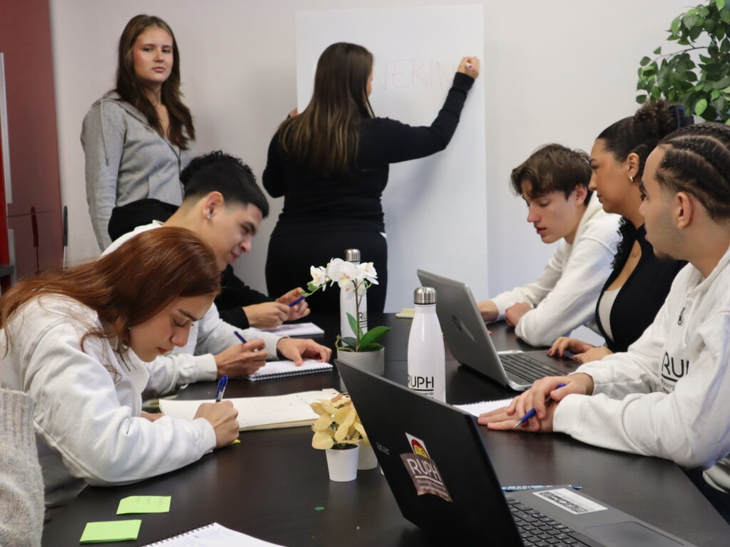 Ungdomar som utbildar varandra