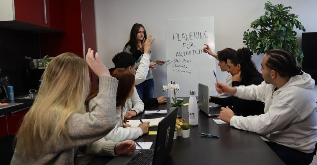 Ungdomar som utbildar varandra